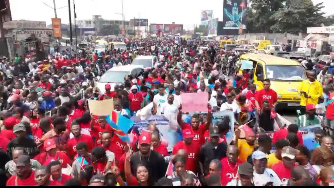 Journée internationale de la jeunesse : des jeunes mobilisés à Kinshasa pour soutenir la réforme constitutionnelle