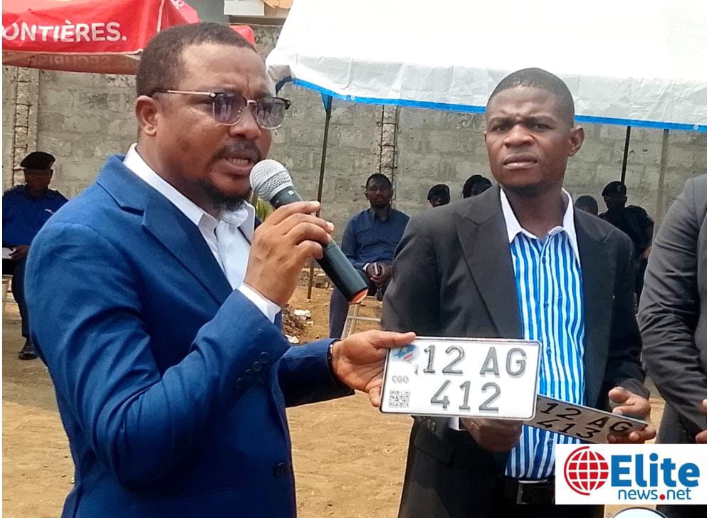 Kwilu : le ministre Blanchard Malutama lance officiellement la vente libre des plaques d’immatriculation des motos à Bandundu