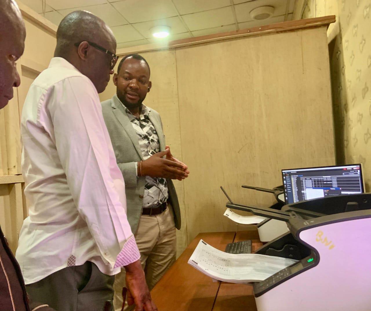 En mission officielle au Kasaï-Oriental : le Vice-Ministre de l'Education nationale Théodore Kazadi Muayila inspecte le dispositif technologique de correction