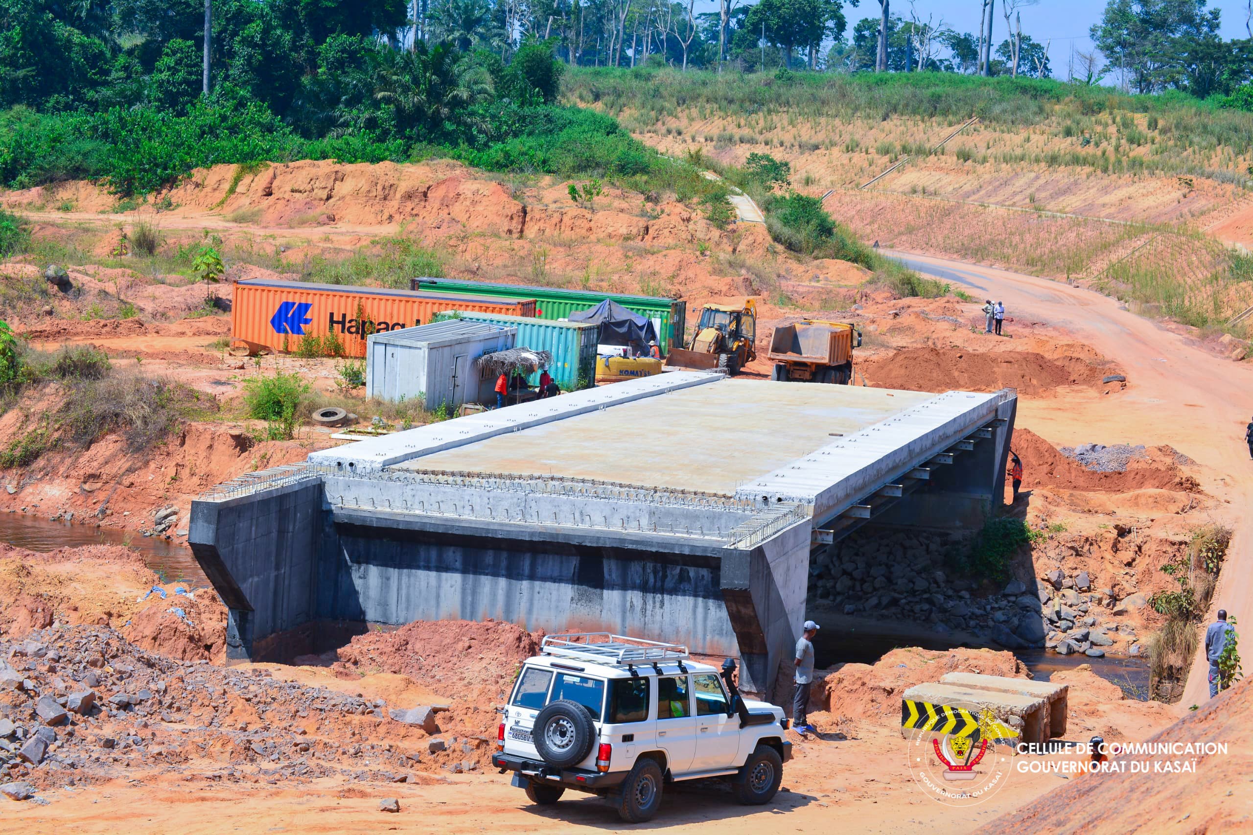 Kasaï : le pont Kaluebo achevé à 95 %, le Gouverneur Crispin Mukendi accompagne une mission d'inspection de la Présidence sur la RN1