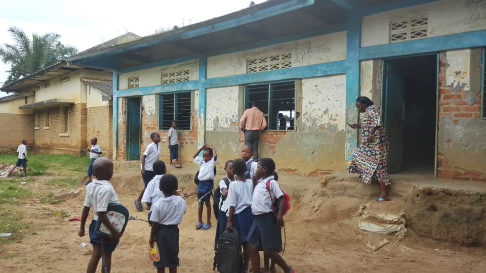 Kasaï-Central : le directeur du centre de rattrapage scolaire lance un SOS pour la réhabilitation de son bâtiment