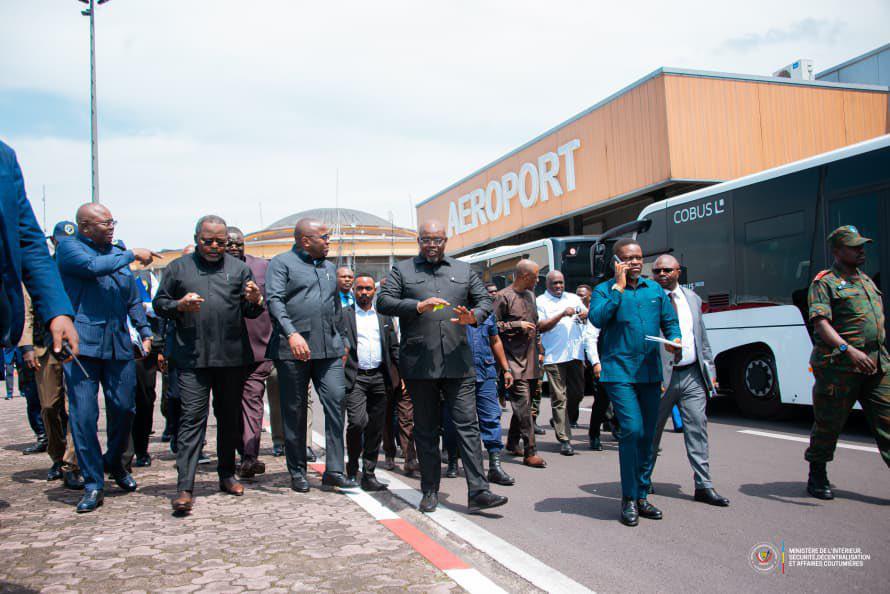 Lutte contre les tracasseries : Jacquemain Shabani effectue une inspection surprise à l’aéroport de N’djili