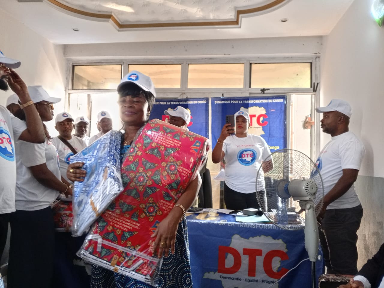 08 Mars 2026 : La DTC du Vice-Ministre Théodore Kazadi distribue des pagnes à la ligue des femmes à Kinshasa