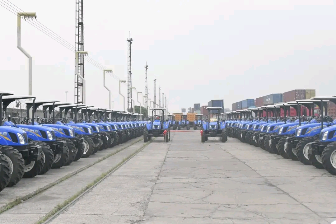 RDC : Le gouvernement remet 82 Tracteurs au PIFORES pour soutenir les activités agricoles et agro forestières des communautés bénéficiaires de ce Programme