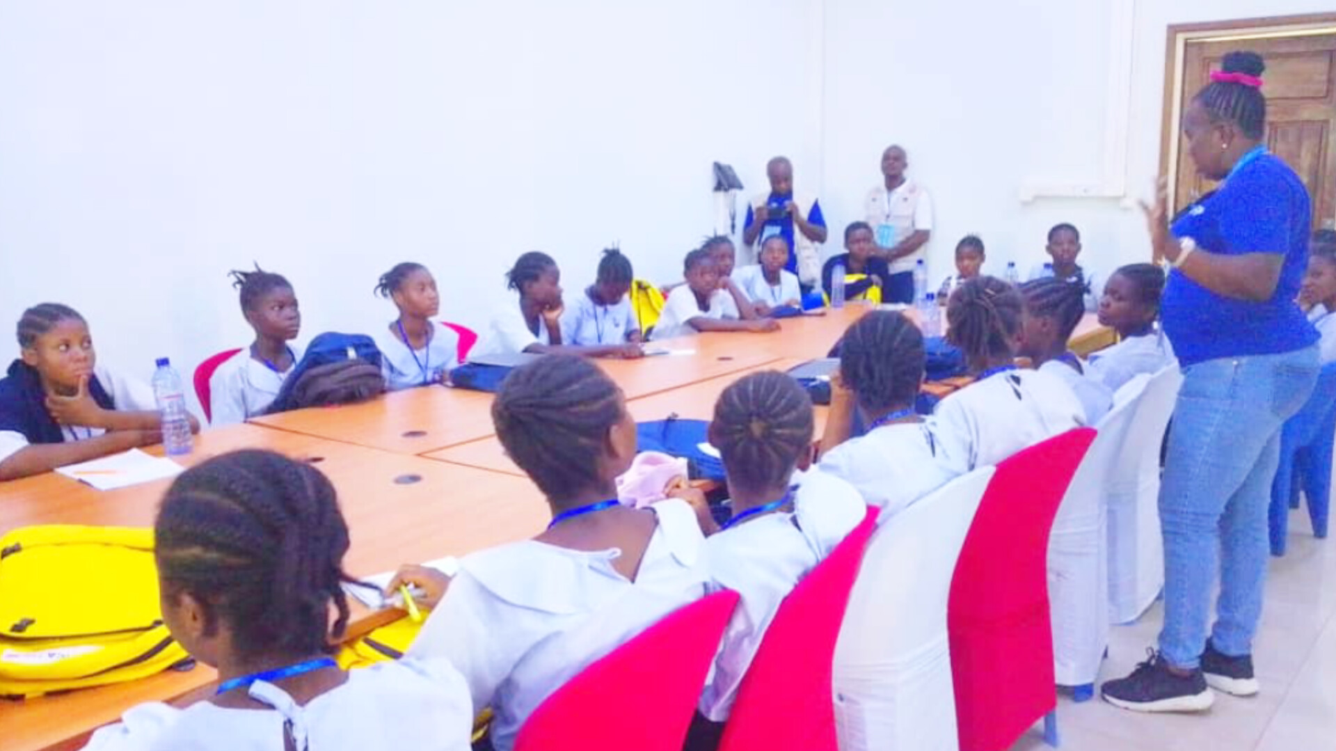 Kasaï-Central : des jeunes filles de l'Académie de leadership féminin en séance de mentorat à Kananga