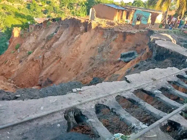 Kasaï-Central : un nouveau-né retrouvé vivant après un abandon dans un ravin à Kamulumba à Kananga