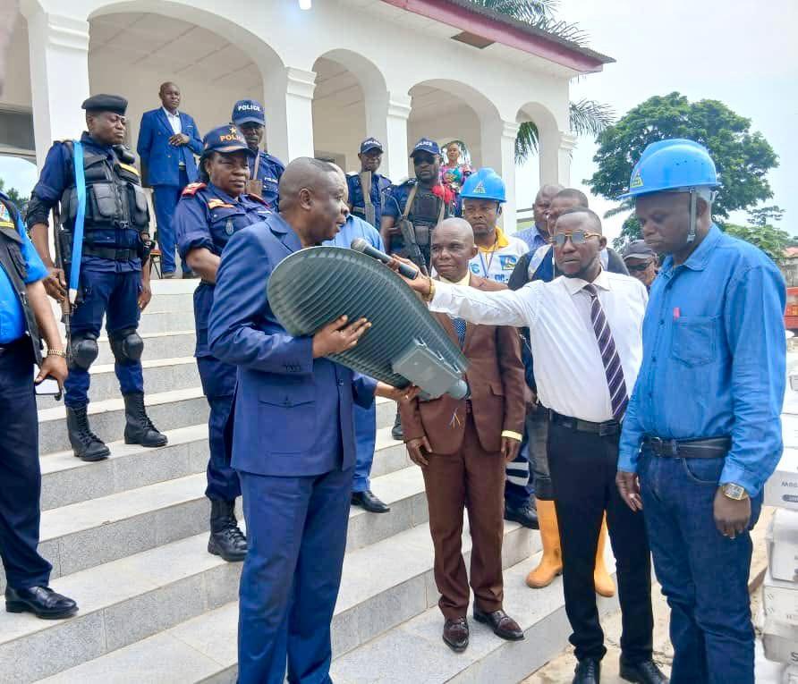 Kwilu : 150 lampadaires remis à la SNEL pour améliorer l’éclairage public à Bandundu