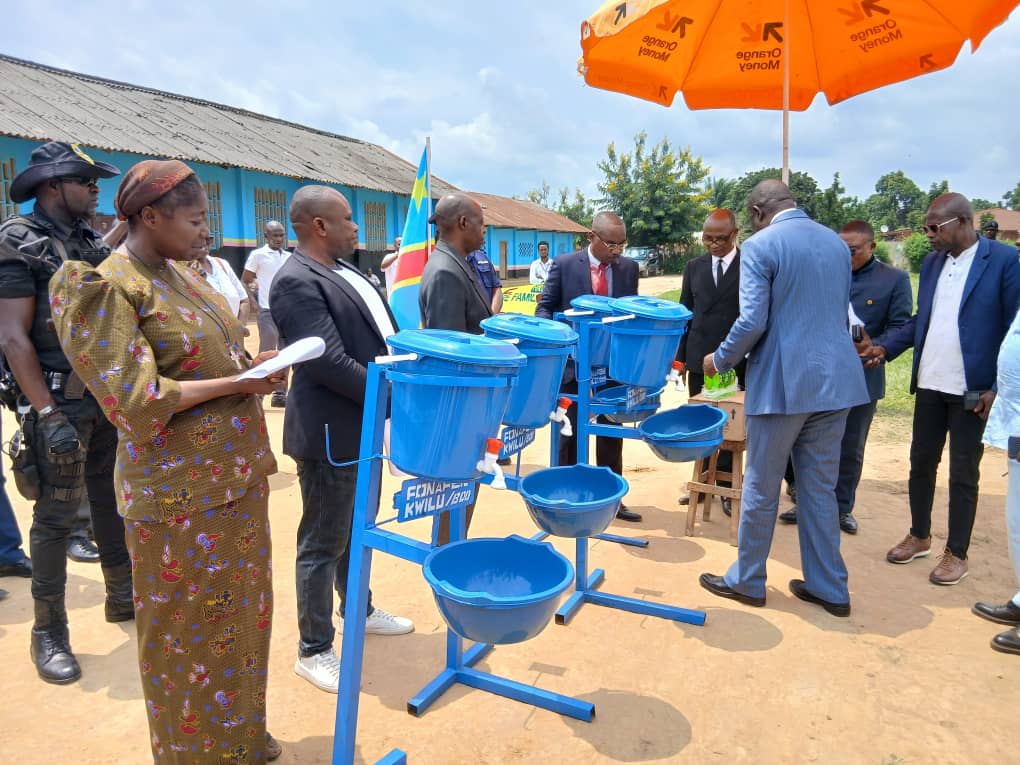 Kwilu : le FONAFEN dote les écoles de Bandundu en kits de lavage des mains pour renforcer l’hygiène scolaire