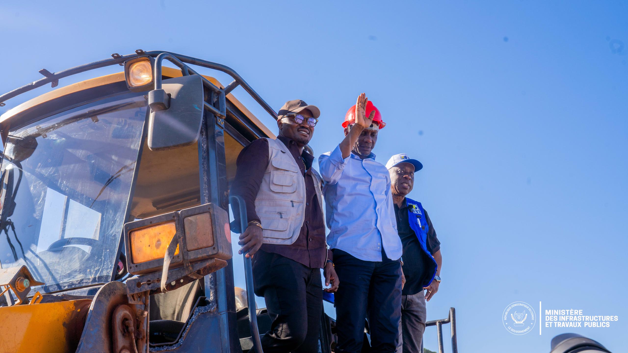 Tanganyika : le Ministre John Banza Lunda lance les travaux de modernisation de 22,21 km de voirie à Kalemie