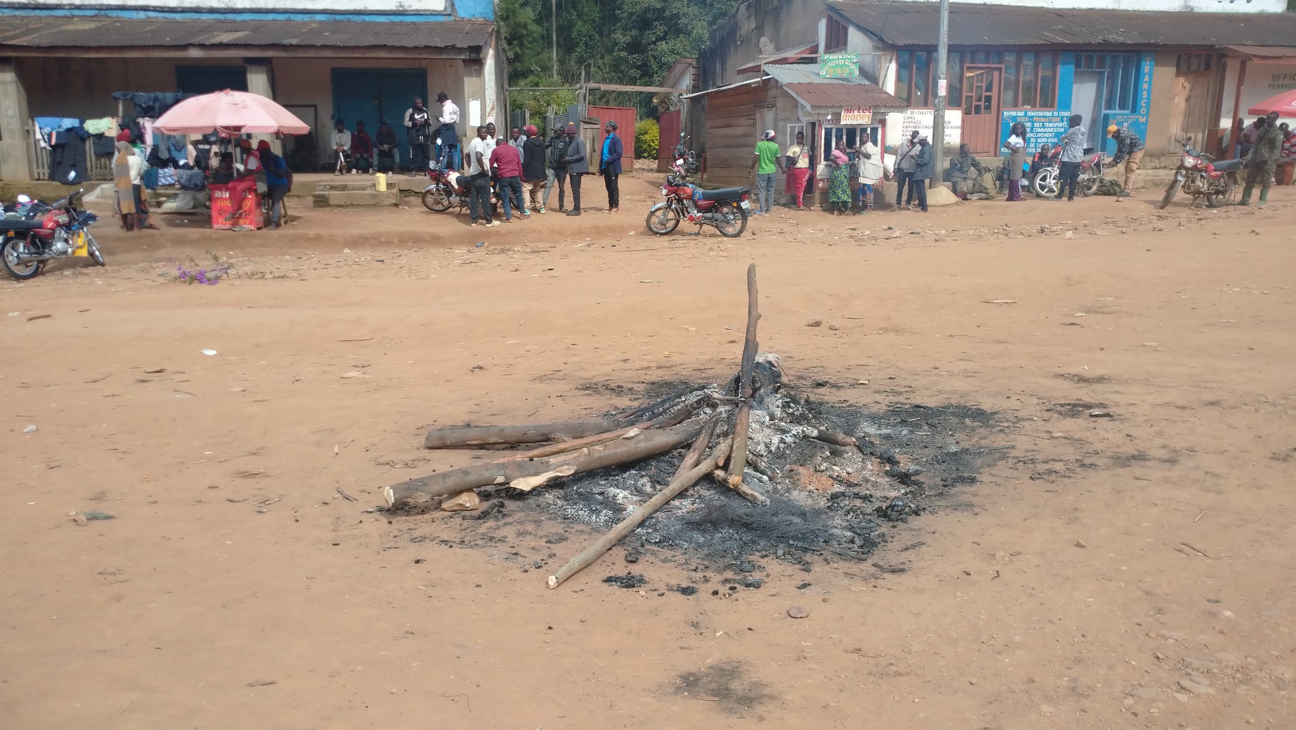 Lubero : transport paralysé sur l’axe Lubero–Butembo après le meurtre d’un taximan et de sa cliente, les conducteurs exigent justice