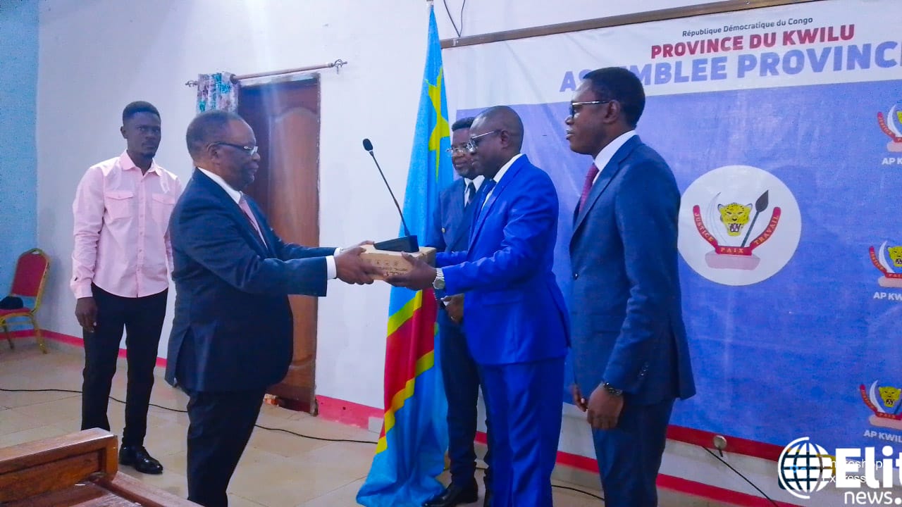 Kwilu : le sénateur Jean Philibert Mabaya équipe l’Assemblée provinciale en micros de table