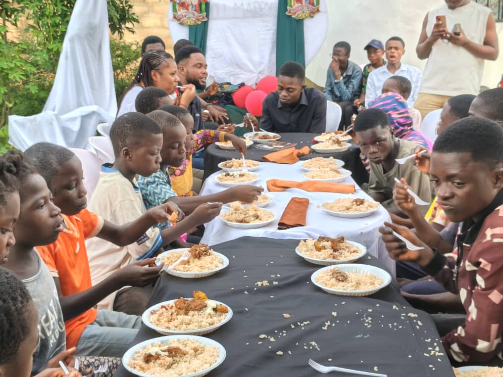 Kasaï : l'Asbl JFA partage un repas de fraternité avec les enfants de la rue à l'occasion de festivités de Noël à Tshikapa