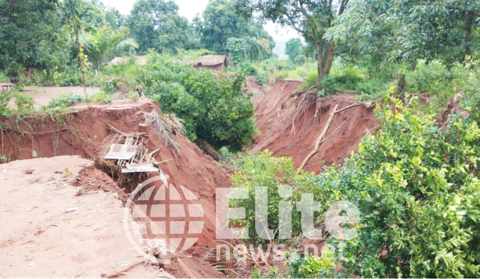 Kasaï : la route Tshikapa–Kamako menacée par un ravin géant, la société civile appelle à une intervention urgente