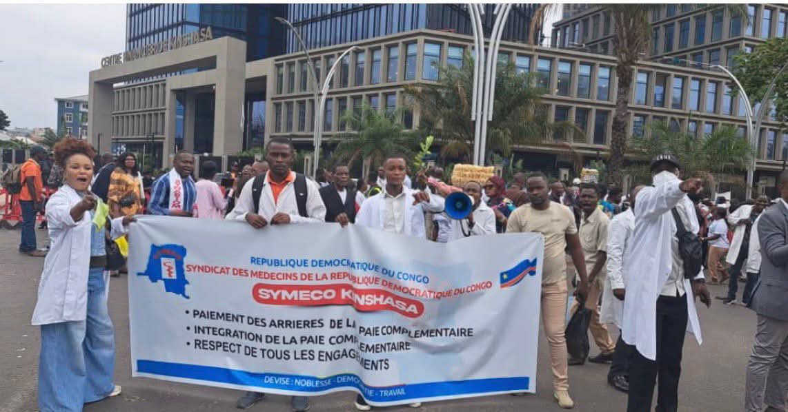 RDC : les médecins brutalement dispersés par la police lors d’une mobilisation pour réclamer leurs primes de risque.