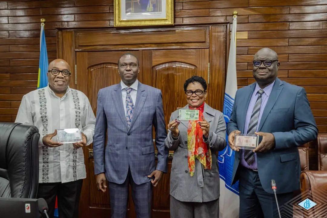 66ᵉ anniversaire de l’Indépendance : le Gouverneur de la Banque Centrale du Congo reçoit les premiers billets portant sa signature