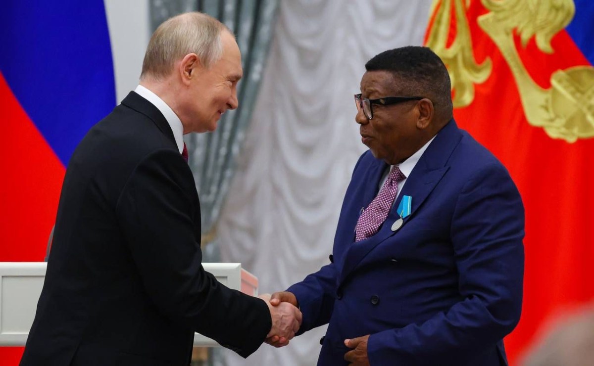 RUSSIE  : Vladimir Poutine décerne la médaille Pouchkine à Médard Bompoko, éminente figure académique de la RDC