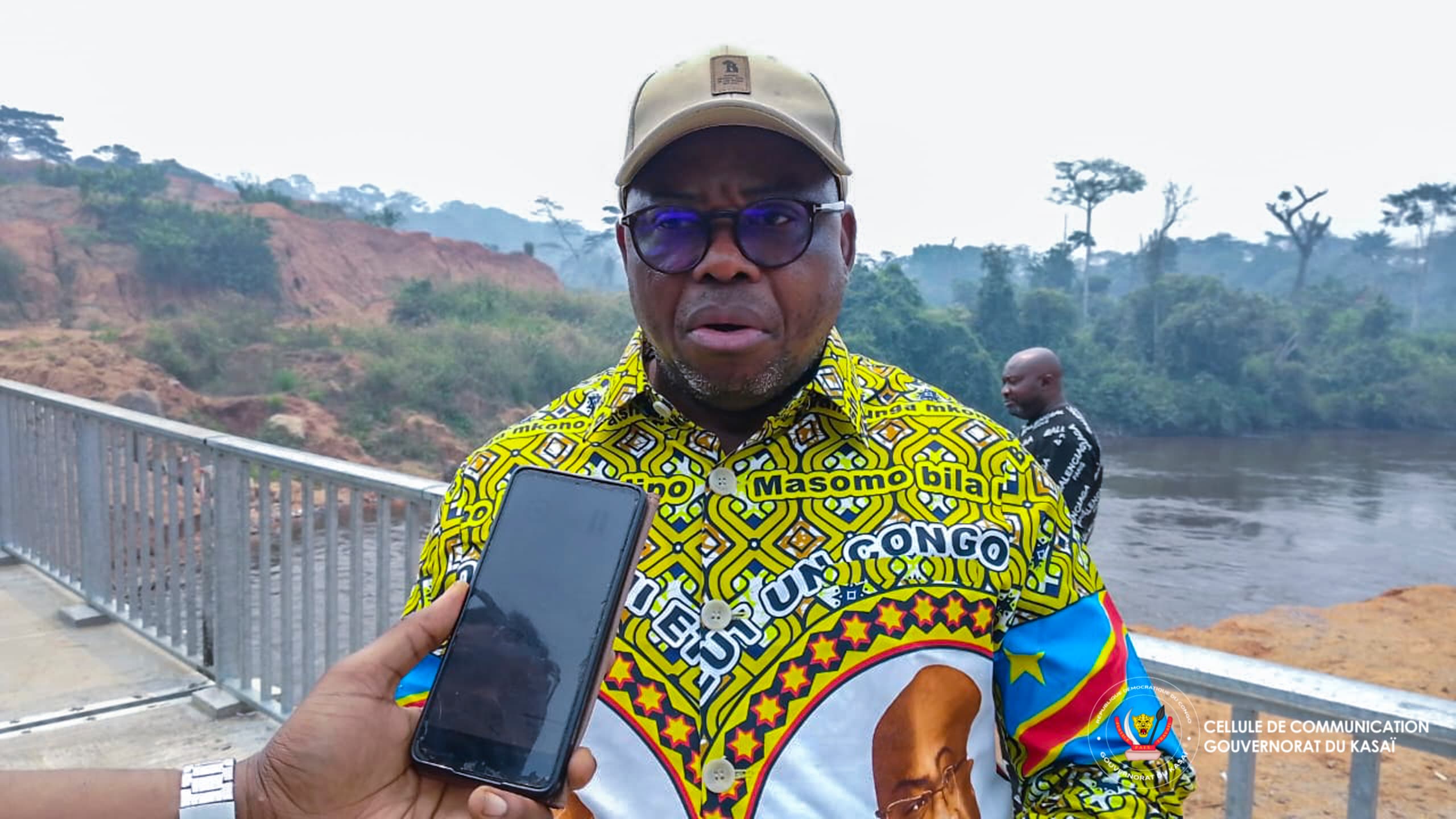 Kasaï : le Gouverneur Crispin Mukendi satisfait des travaux du pont Kaluebo et autorise le passage des usagers en attendant son inauguration