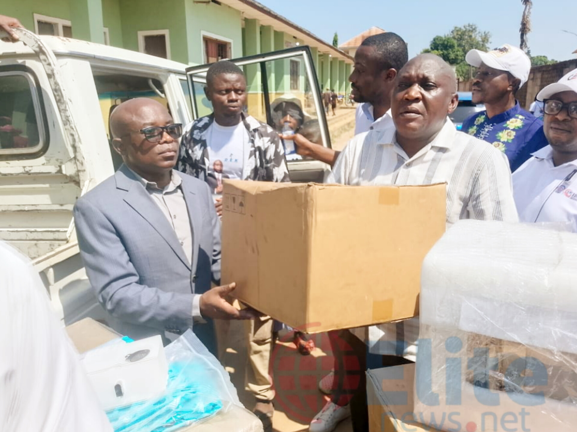 Kwilu : le député Éric Kinzambi finance l’acheminement d’équipements médicaux de Kinshasa à Bandundu
