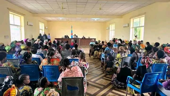 Kasaï : Le VPM Jean-Pierre Lihau échange avec les veuves des agents et fonctionnaires de l'État à Kananga