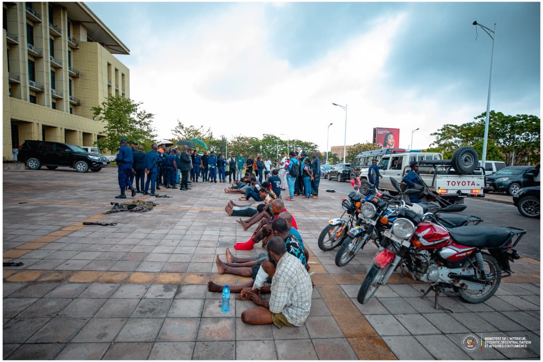 Kinshasa : 19 présumés braqueurs arrêtés et présentés au VPM Shabani