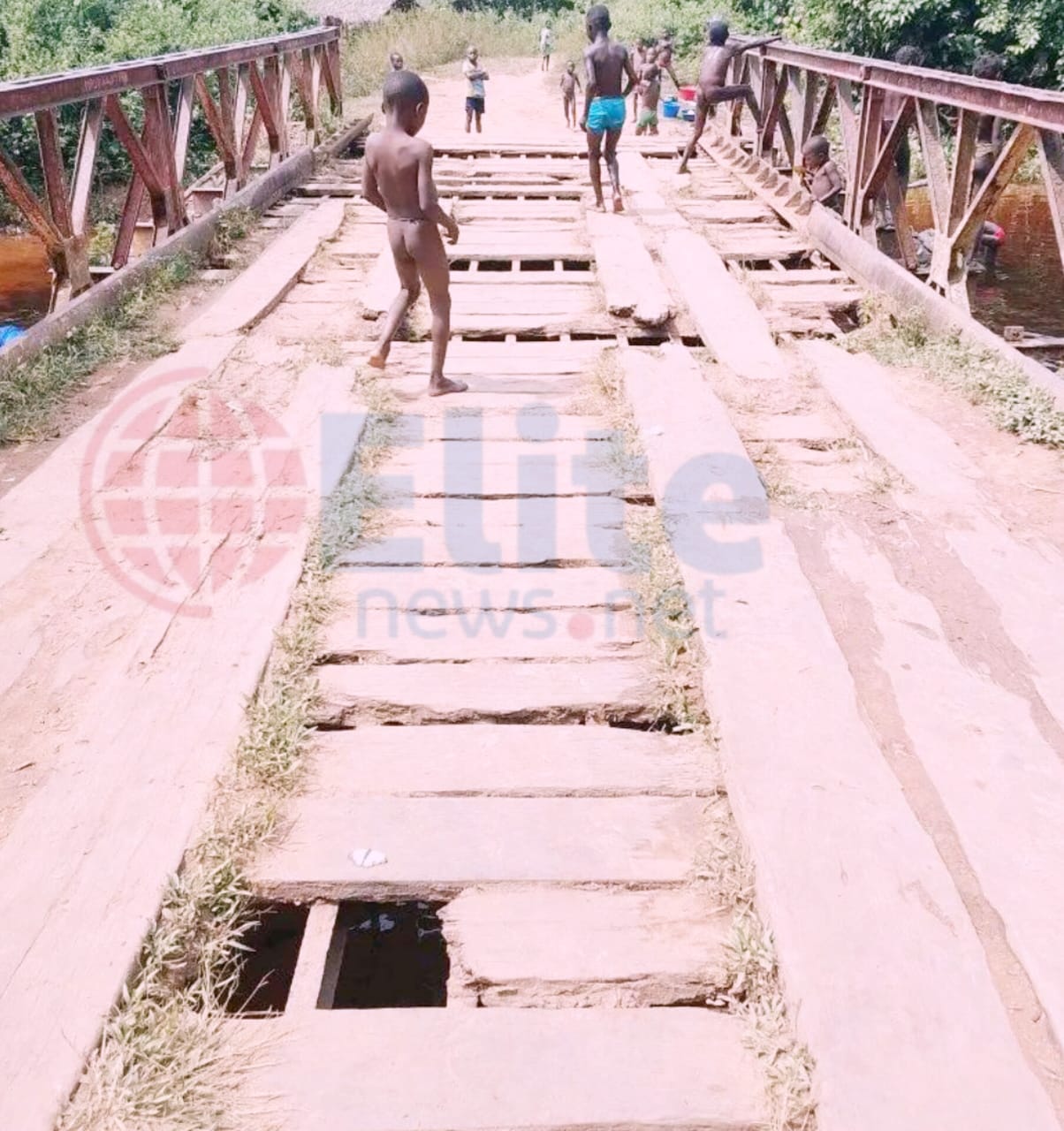 Kasaï : le pont Wedi en ruine coupe l’axe Ndjoko Punda–Luebo, une érosion menaçante inquiète la population