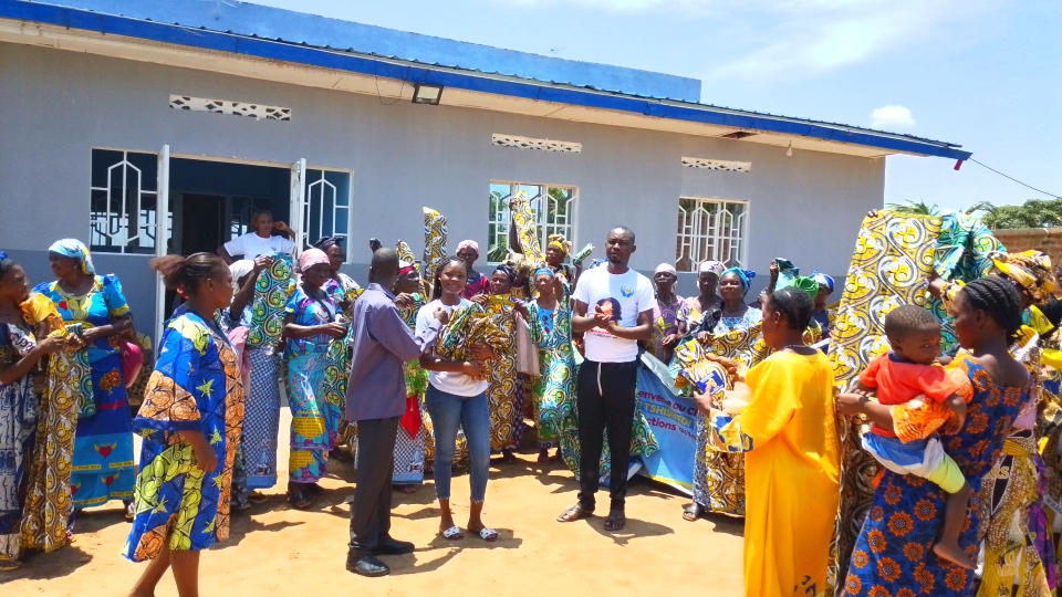 Kananga : une Fondation apporte le soutien des pagnes aux veuves de la paroisse Saint Bruno de Bena Mande pour le 08 Mars