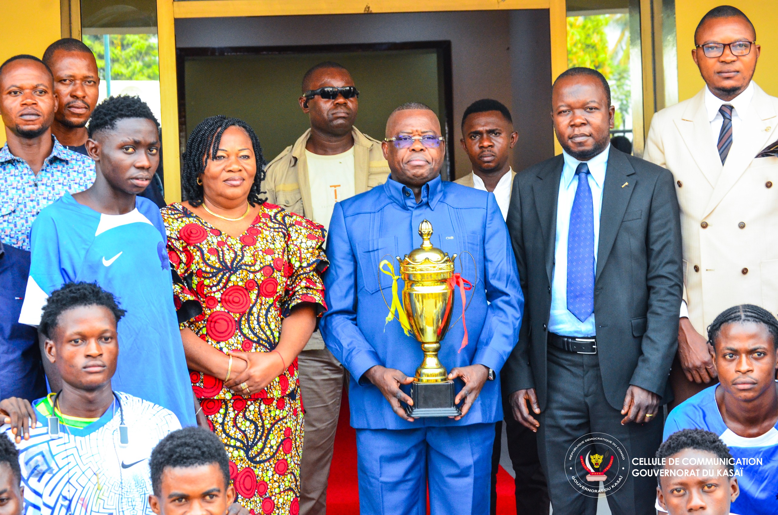 Kasaï : le Gouverneur Crispin Mukendi célèbre le sacre de l’Académie Club Casque Bleu et promet son soutien pour le championnat national U17