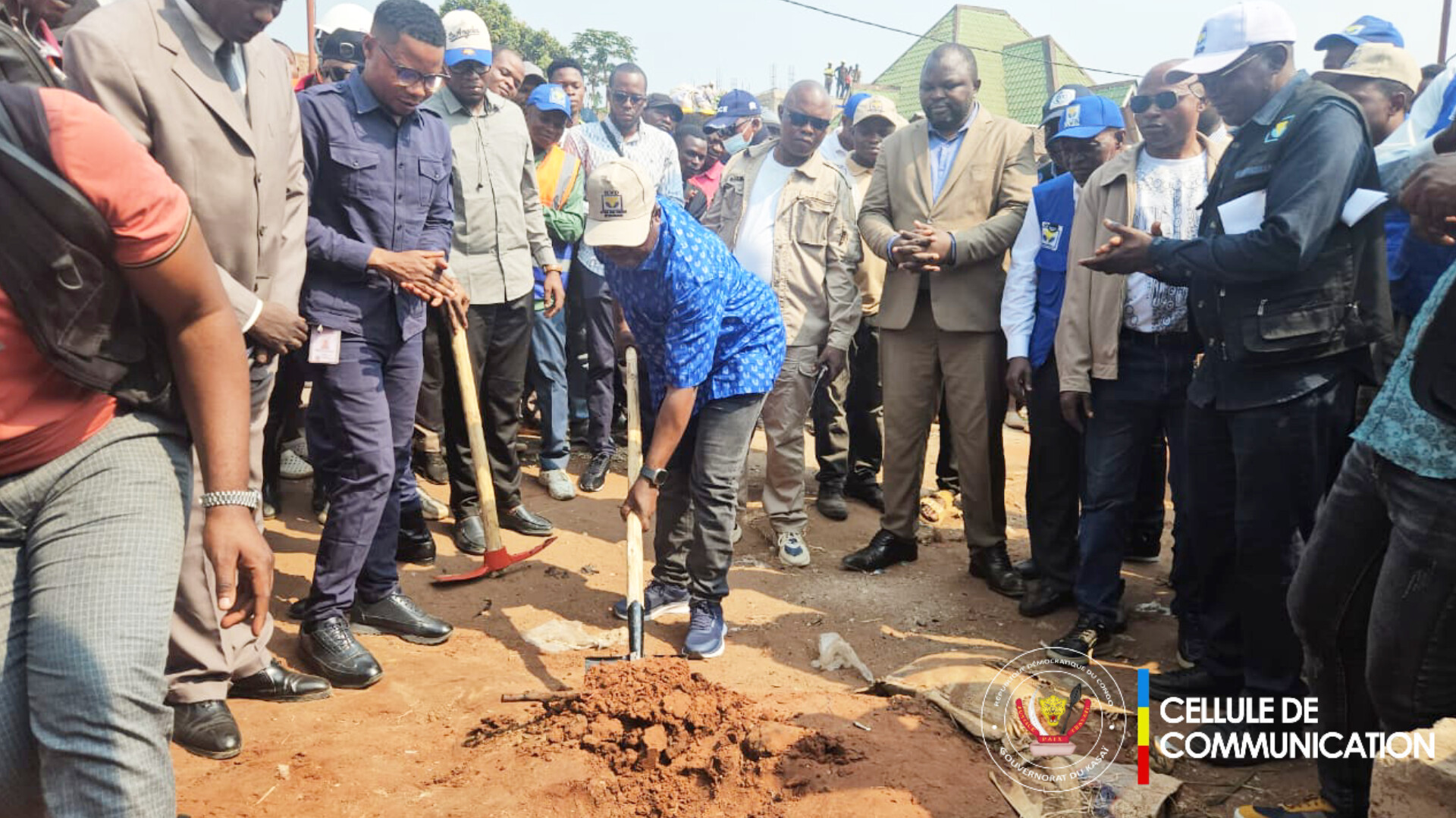 Kasaï : Le Gouverneur Crispin Mukendi lance les travaux d’assainissement routier à Tshikapa pour améliorer la mobilité urbaine