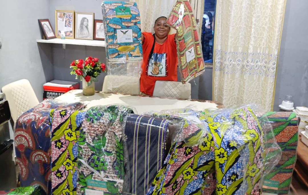 Mois des Femmes : Lavenir Muanza cadre de l'UCO, salue la dotation d'un lot de 500 pagnes au secrétariat exécutif provincial du Kasaï, par le président national Daniel Mukoko Samba
