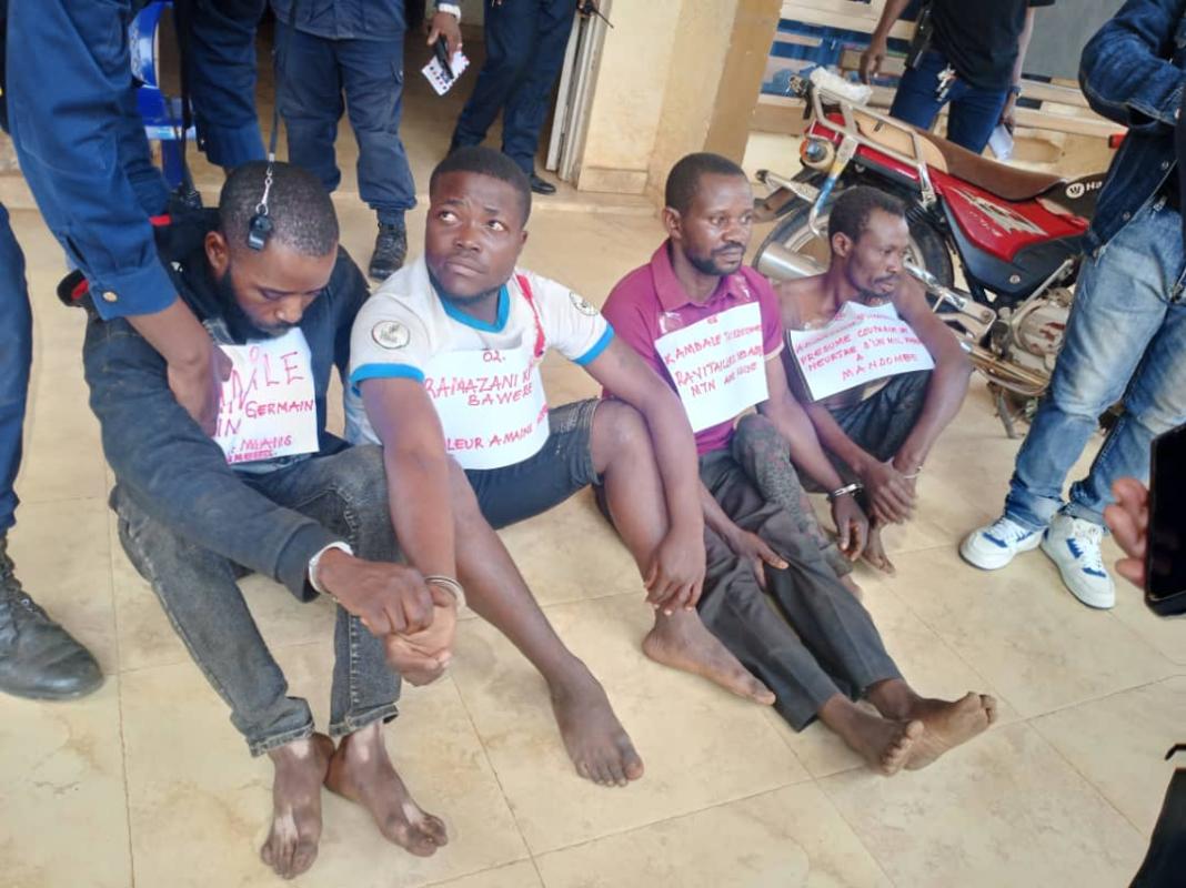 Ituri : 4 présumés bandits armés et collaborateurs des ADF présentés à la Police à Mambasa